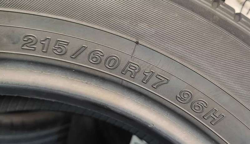 Available 4 pcs 215/60/17 #Yokohama used