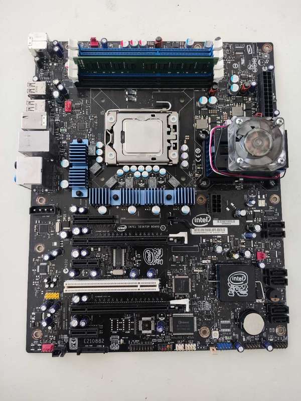 Intel Skull +Xeon CPU Combo**No Display**Ram included**Sold for Parts or Repair