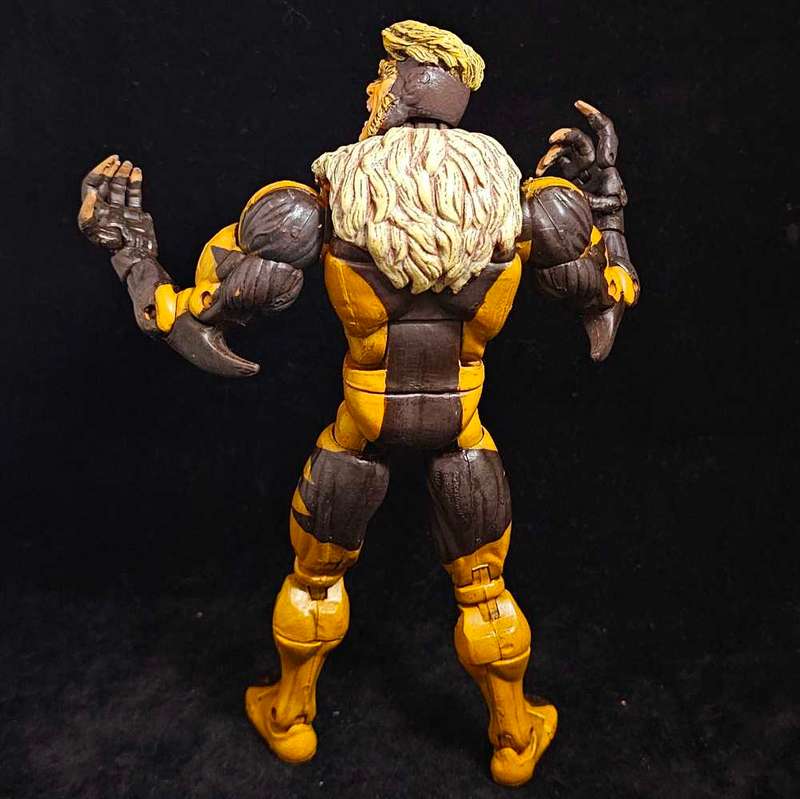 ToyBiz Marvel Legends Sabretooth