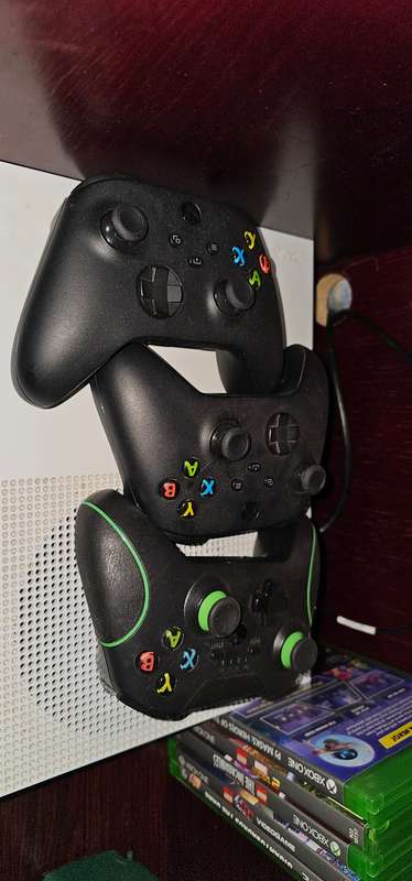XBOX ONE S 1TB 5 games 3 controllers