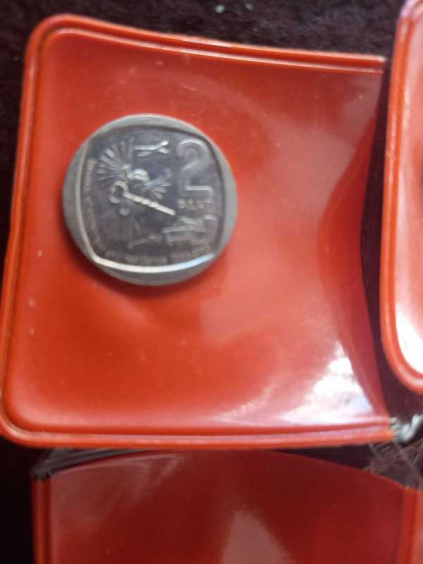 6 x 2019 R2 COINS AS PER PICTURE