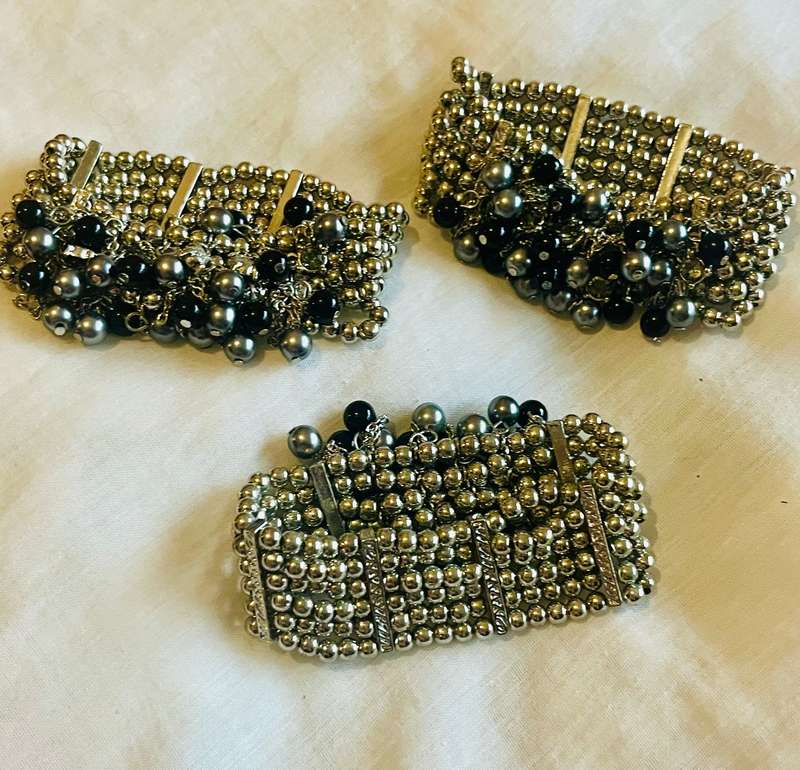 Elastic Strap Bracelet / black and silver pearls with diamante stone