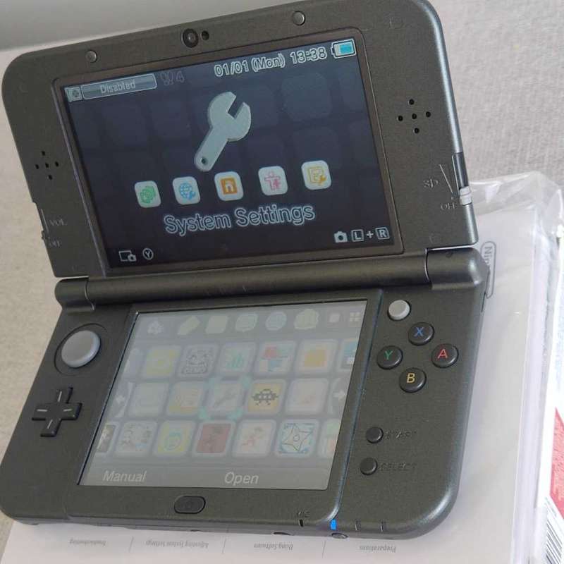 `New` Nintendo 3ds xl console with box +original charger +games (e-shop)