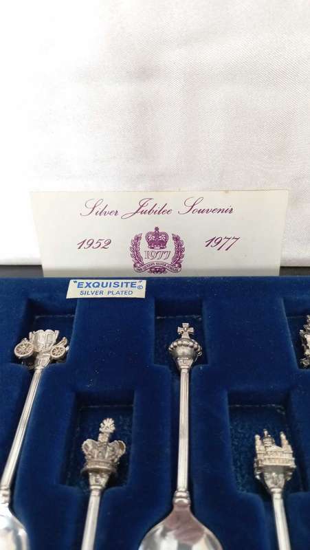 Vintage 1977 Queen Elizabeth  II  `Silver Jubilee  Souvenir ` spoon set