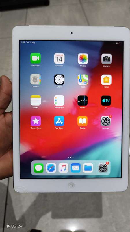 Apple iPad Air 128GB cellular+ WiFi Silver (cracked Touch) (Pre Owned)