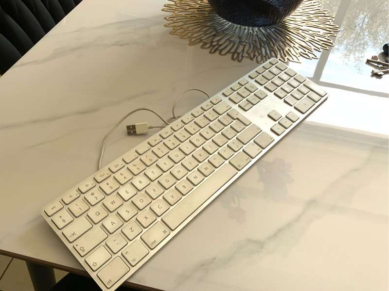 Genuine Apple A1243 Wired Mac Standard USB Keyboard w/ Numeric Keypad White