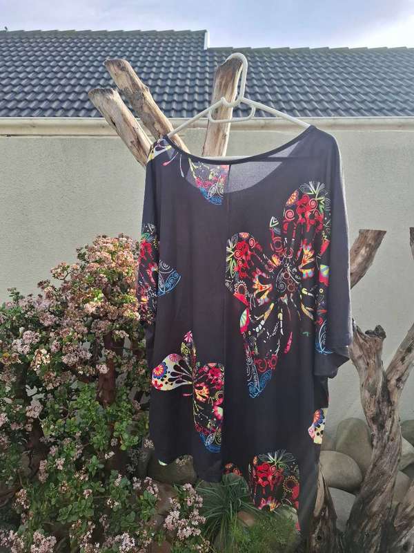 TEMU Butterfly print Tshirt. Size 3XL