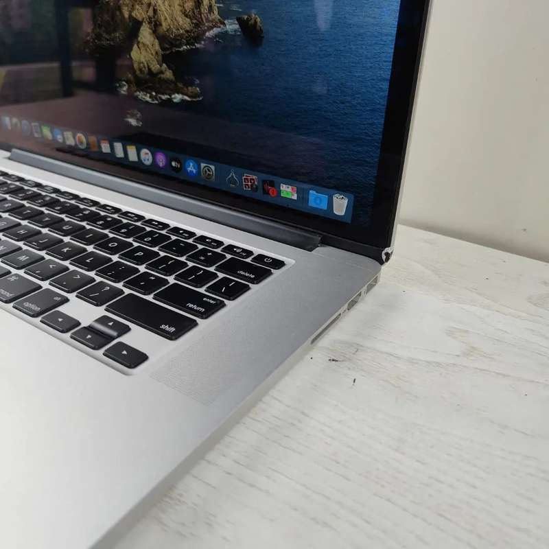 Apple macbook pro 15 inch Retina Display 2015 Model Quad core i7