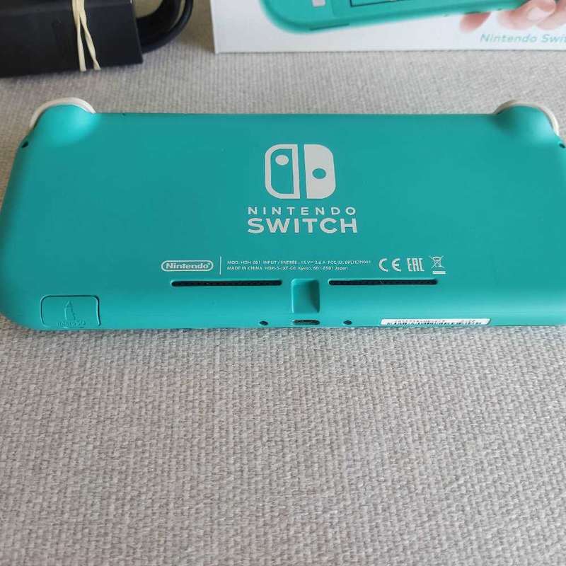 Nintendo Switch Lite console +box