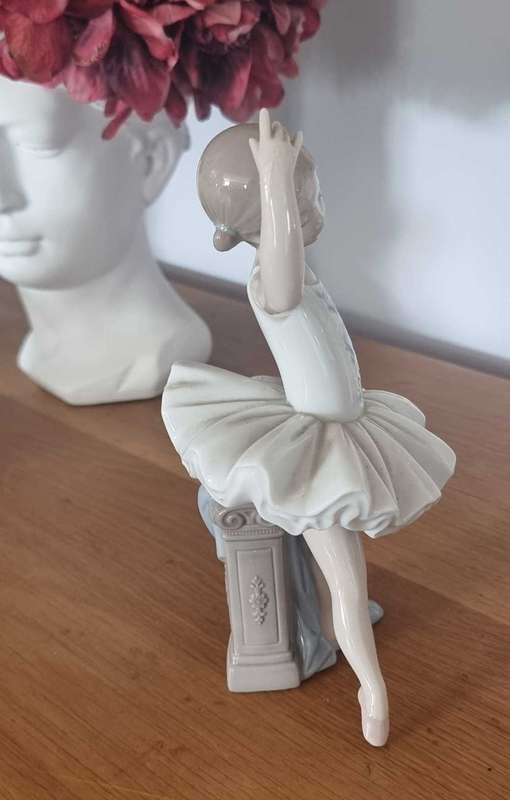 Lladro 8126LITTLE BALLERINA II