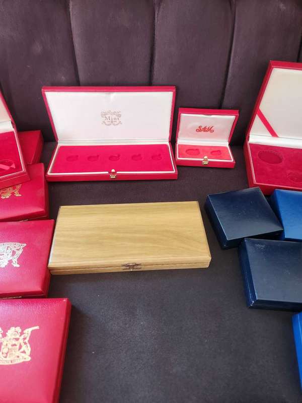 Coin boxes and capsules