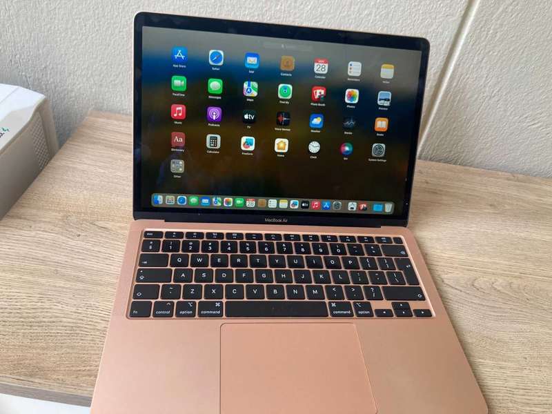 2020 Apple macbook Air 13-inch Retina Display Rose Gold i3 8GB RAM 256GB SSD Storage