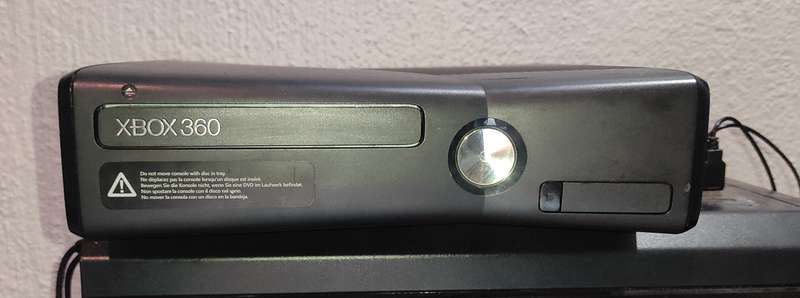 Xbox 360 S + Controller + 3 Games