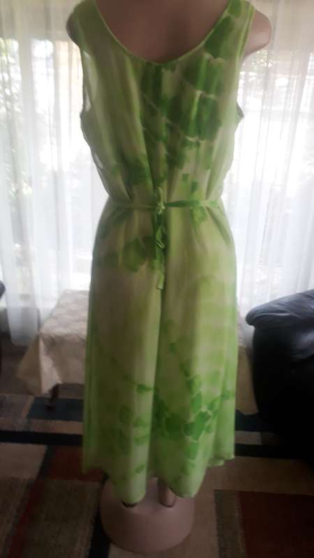 LADIES DRESSES: SPRING GREEN FRONT BUTTON SUMMER DRESS - SIZE 12/36/L - VERY GOOD