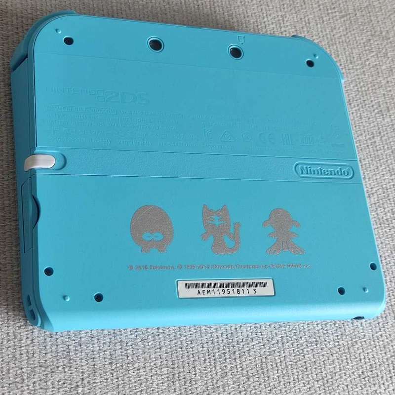 Nintendo 2ds Pokémon Sun and Moon edition console +original charger
