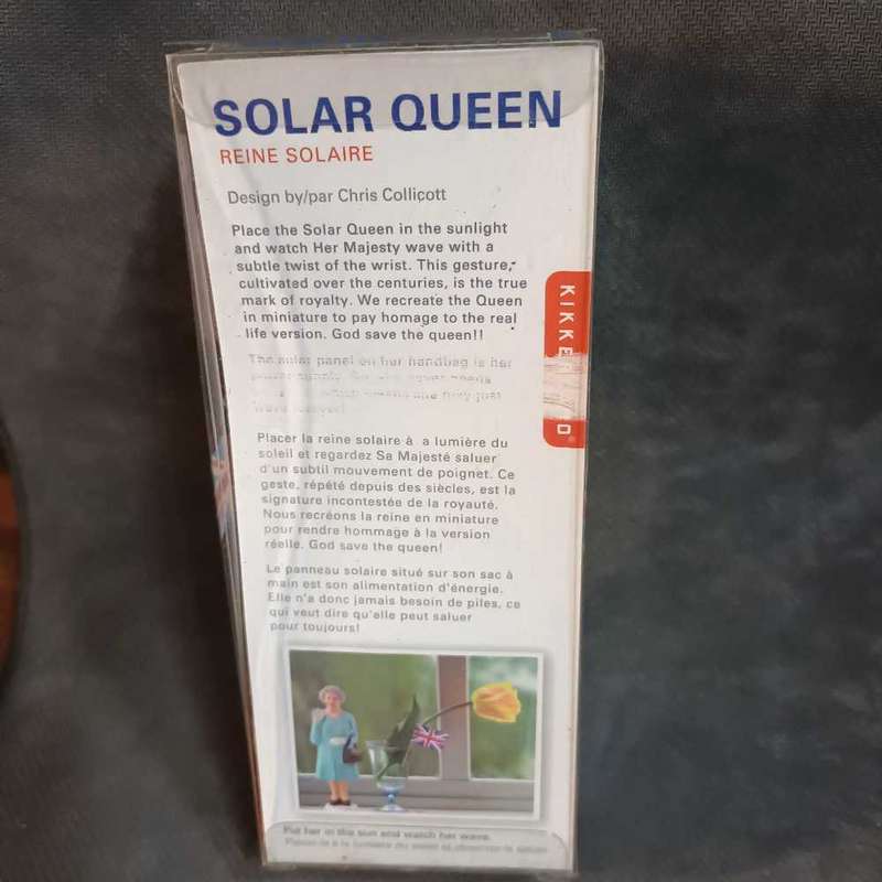 Kikkerland solar queen waving her hand