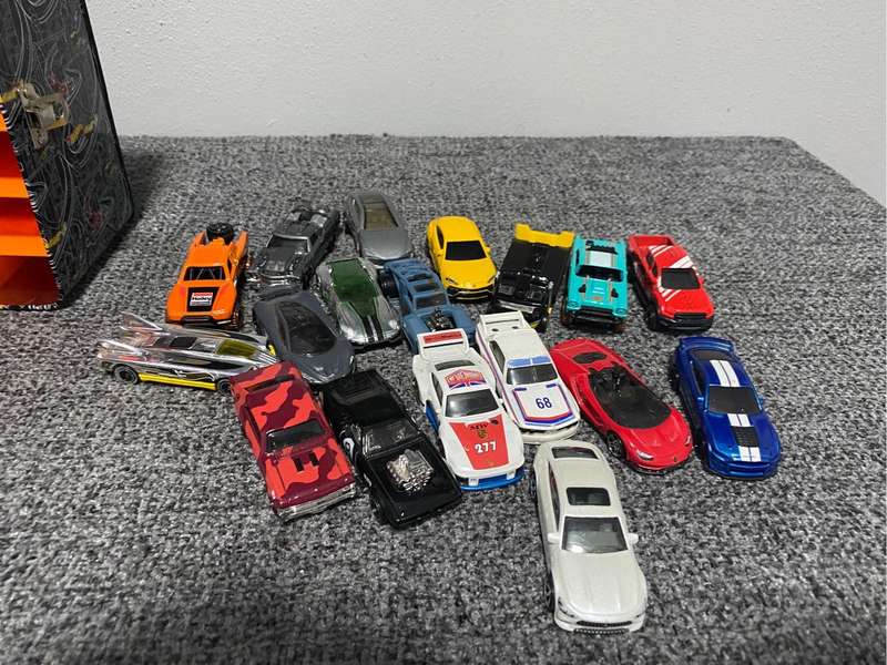 Hot Wheel tin with 18 cars