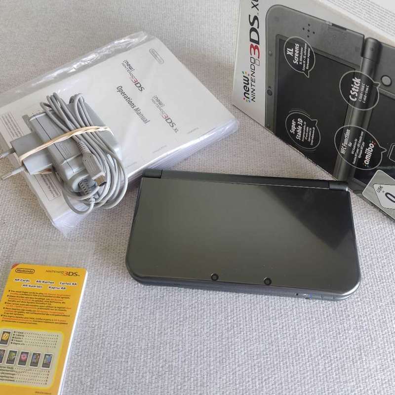 `New` Nintendo 3ds xl console with box +original charger +games (e-shop)