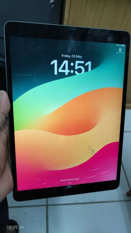 Apple iPad Air 3rd Gen 64GB wi-fi Only  A2150  Cracked TOUCH (Pre owned)