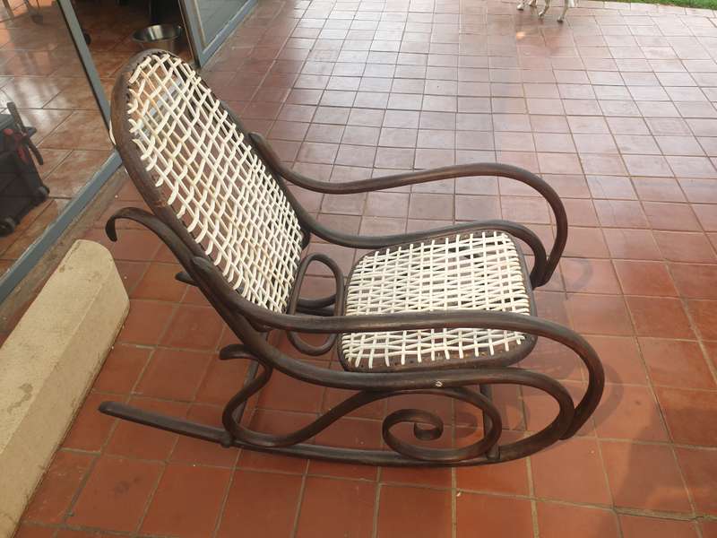 ANTIQUE BENTWOOD ROCKING CHAIR