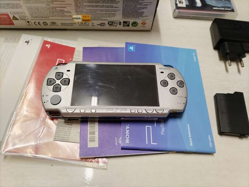 LIMITED EDITION PSP 2000 FINAL FANTASY VII CRISIS CORE