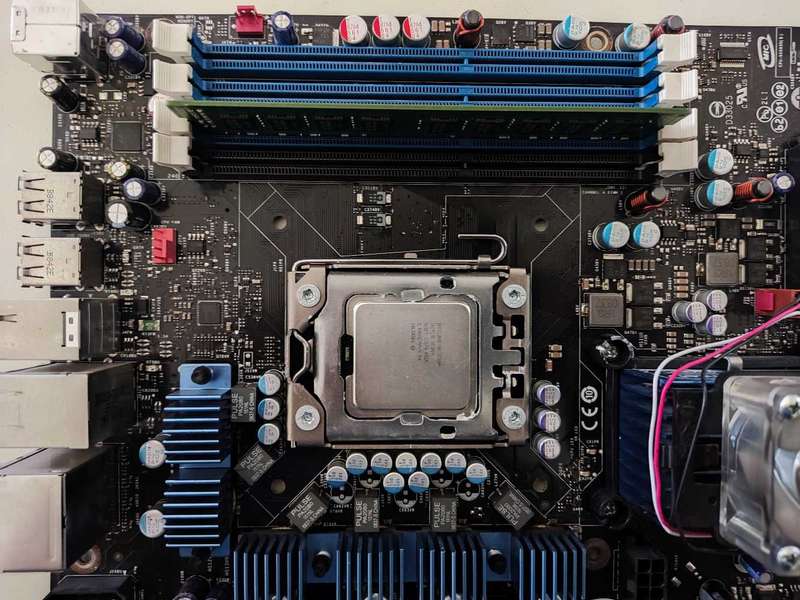 Intel Skull +Xeon CPU Combo**No Display**Ram included**Sold for Parts or Repair