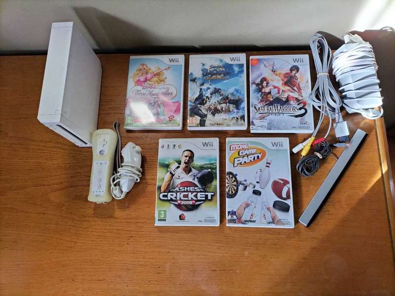 Wii Console White with X5 Wii games (Wii)