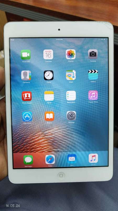 iPad Mini 16GB WiFi only (Touch cracked) (Pre Owned)