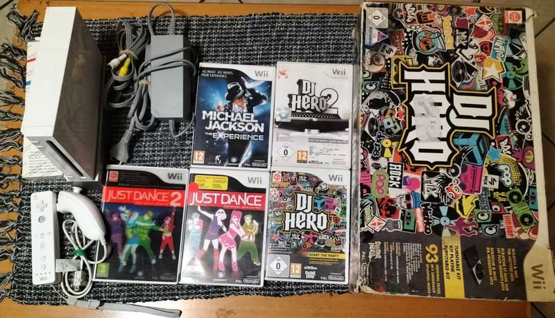 Wii Console White with x5 Wii games and Wii DJ Hero/Just Dance combo (Wii)