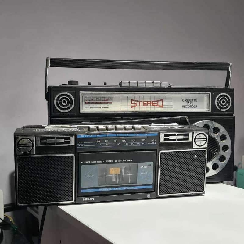 2 vintage radios, Philips and Viceroy