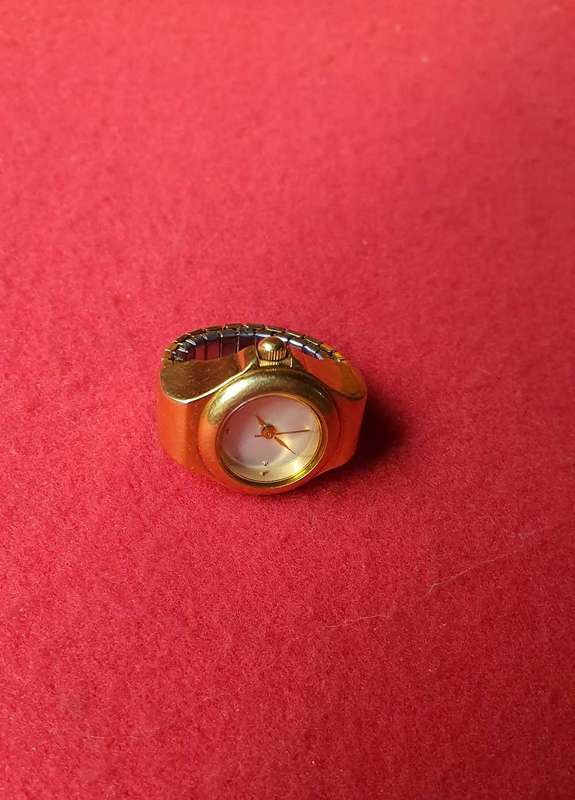Beautiful ring watch from truworths,  Rare.. Not working