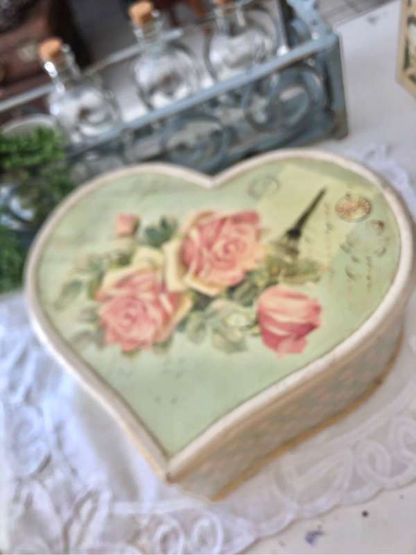 Shabby chic heart-shaped storage box