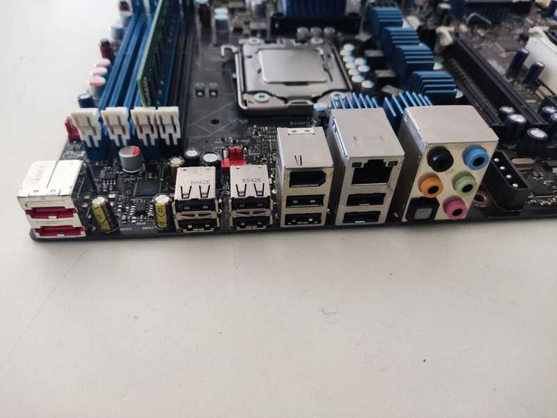 Intel Skull +Xeon CPU Combo**No Display**Ram included**Sold for Parts or Repair