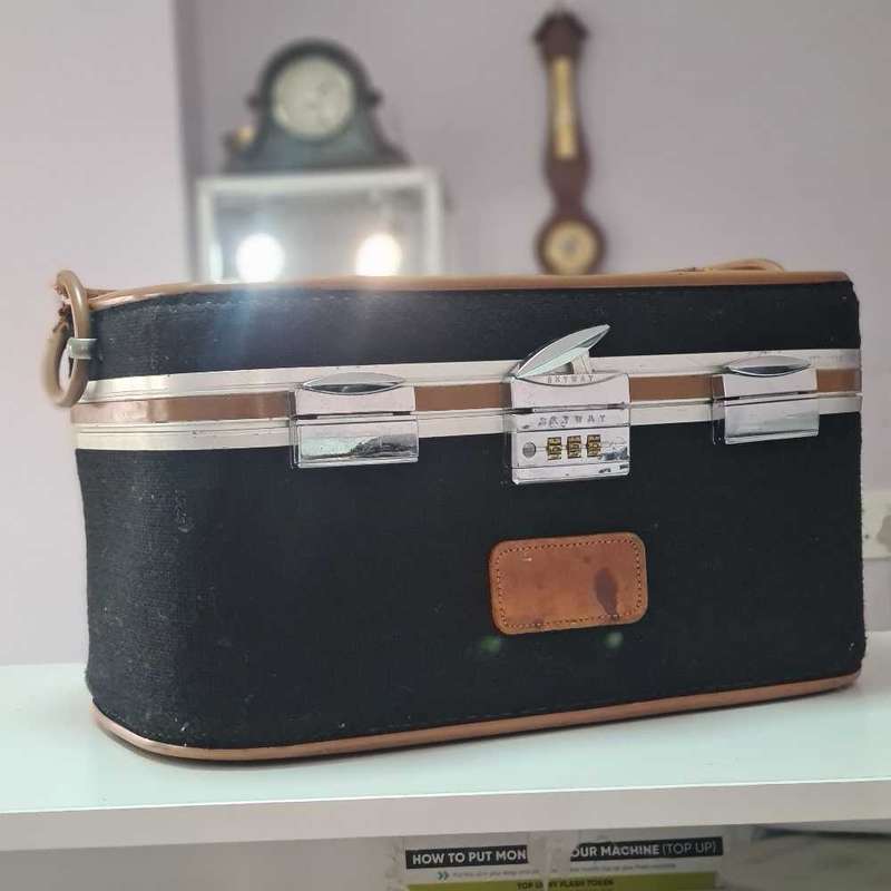 Vintage skyway Skyway makeup carry bag