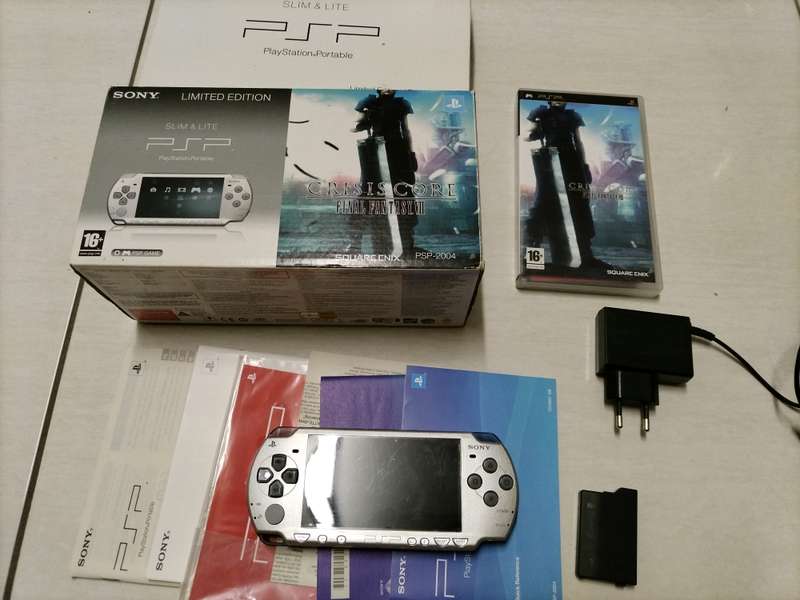 LIMITED EDITION PSP 2000 FINAL FANTASY VII CRISIS CORE