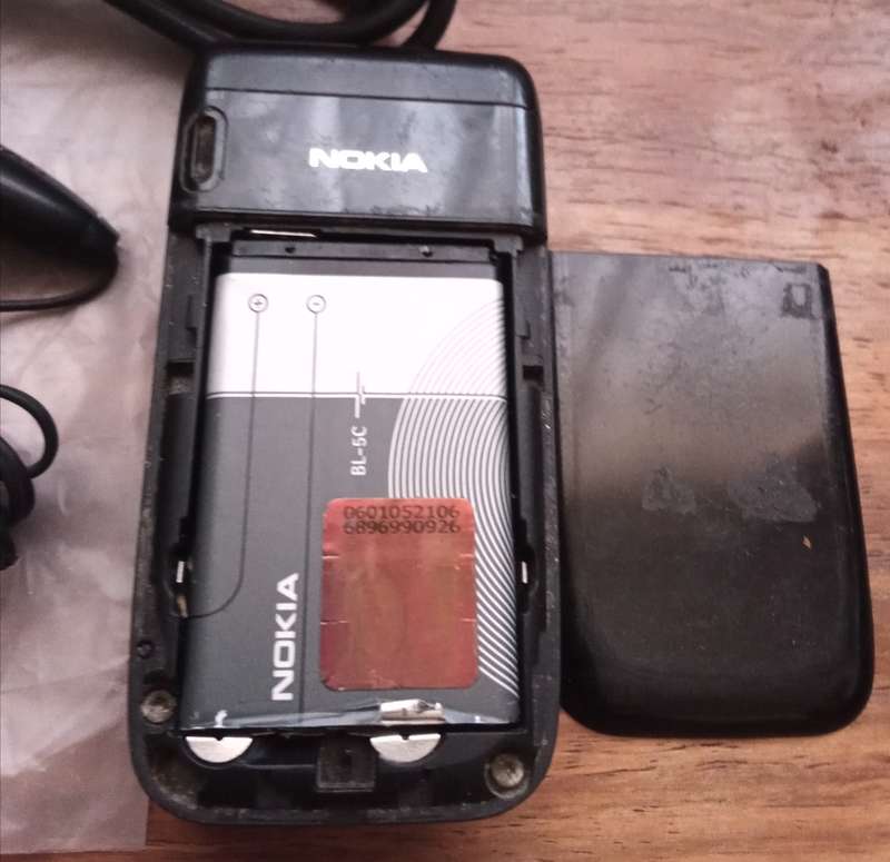 Vintage Nokia 6085 Cell Phone.