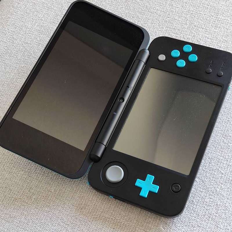 `New` Nintendo 2ds xl console with original stylus and charger