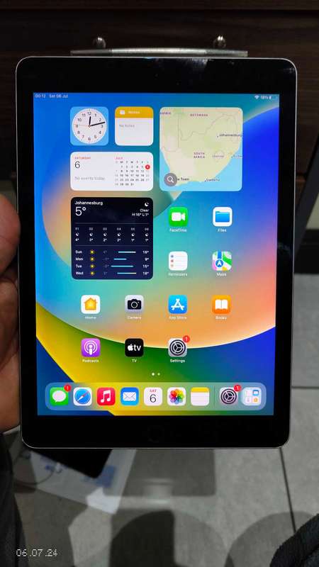 Apple iPad  Pro 9.7` 128GB WIFI  + CELL silver (2016) A1674 (Pre Owned)