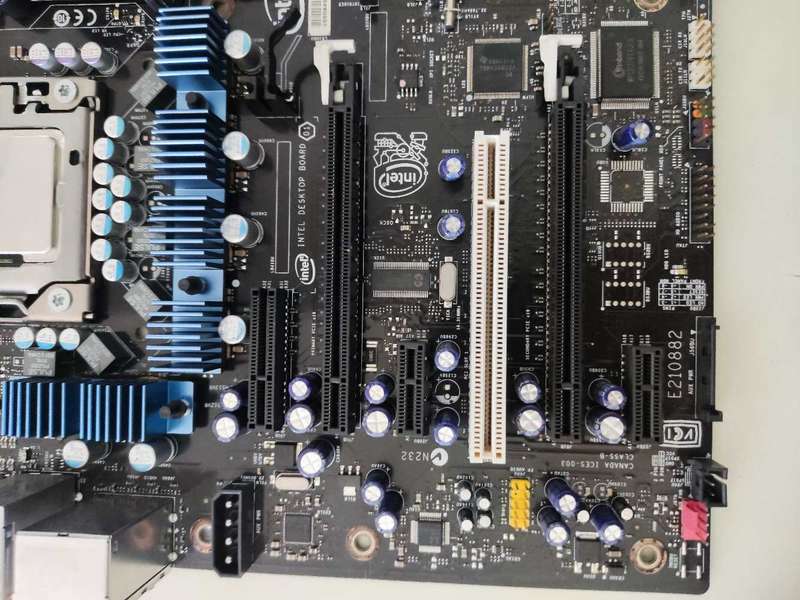 Intel Skull +Xeon CPU Combo**No Display**Ram included**Sold for Parts or Repair
