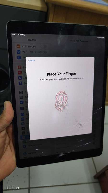 Apple iPad Air 3rd Gen 64GB wi-fi Only  A2150  Cracked TOUCH (Pre owned)