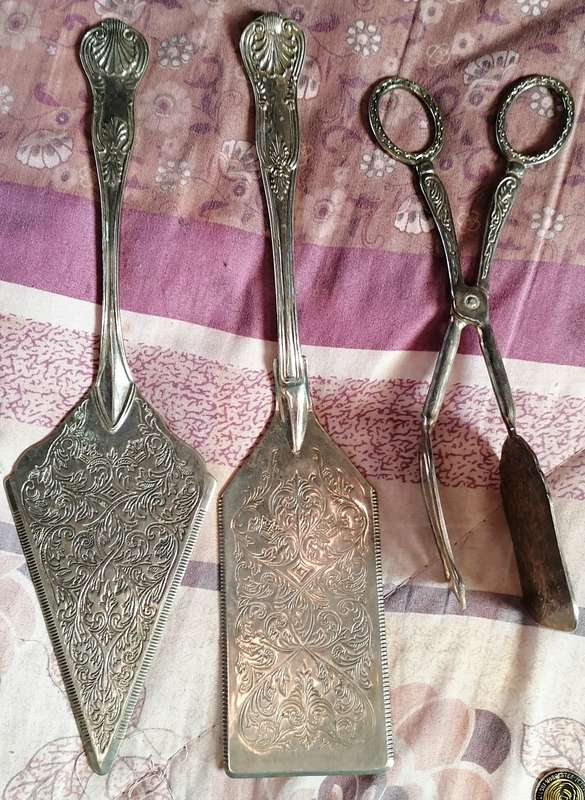 VINTAGE HIGHLY DETAILED CAKE TONG AND LIFTERS SET (E.P ZINK)