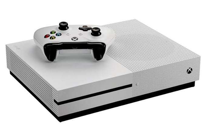 XBOX ONE S 1TB 5 games 3 controllers