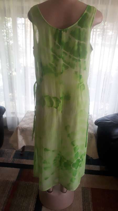 LADIES DRESSES: SPRING GREEN FRONT BUTTON SUMMER DRESS - SIZE 12/36/L - VERY GOOD