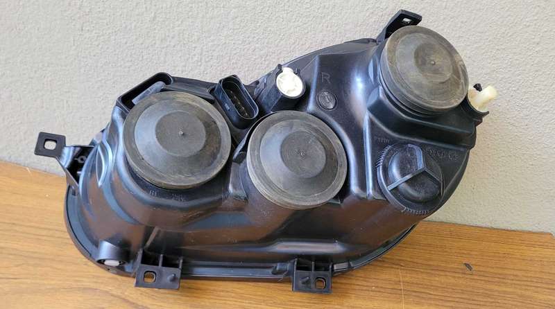 VW Polo Right Head Light (PRACTICALLY UNUSED)