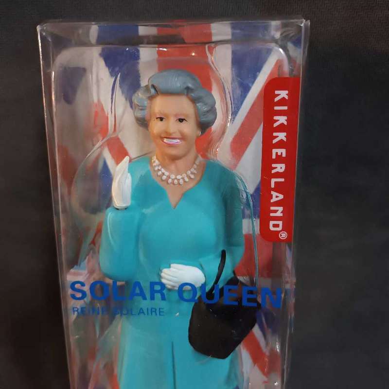 Kikkerland solar queen waving her hand