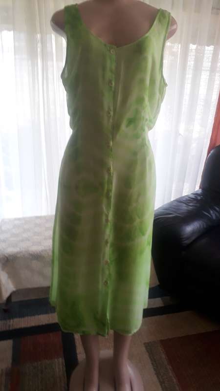 LADIES DRESSES: SPRING GREEN FRONT BUTTON SUMMER DRESS - SIZE 12/36/L - VERY GOOD
