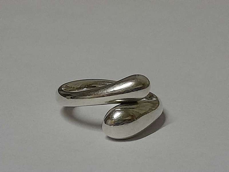 Tiffany & CO, 925 Silver Teardrop Ring.