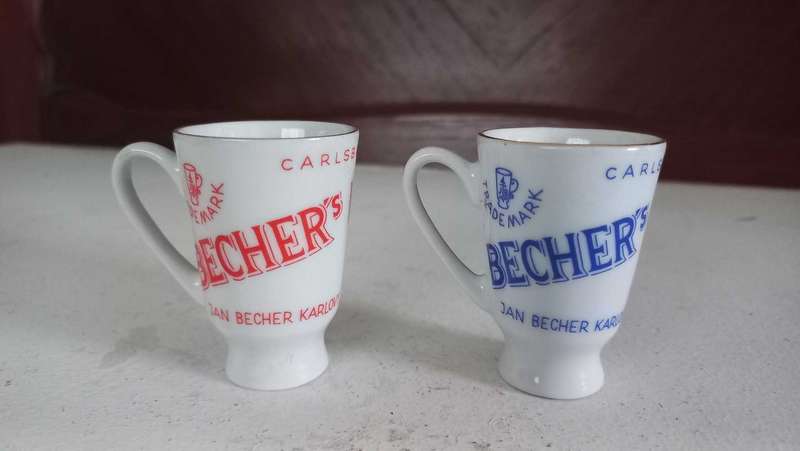 Vintage Carlsbad Becher's small red and blue Liqueur cups glasses