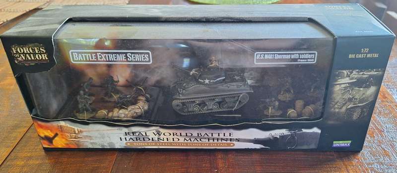 Forces of Valor US M4A1 Sherman with Soldiers France 1944 1/72 Scale