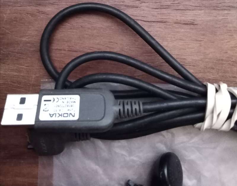 Vintage Nokia 6085 Cell Phone.